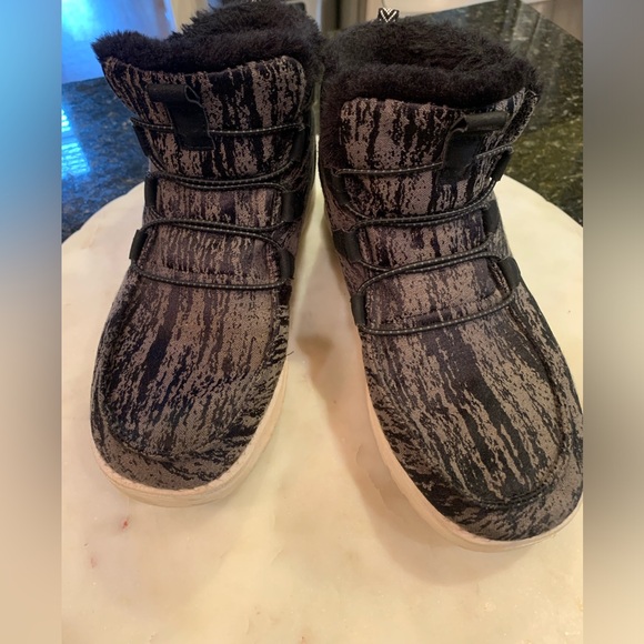 Hey Dude Lea black slip-on boot - Picture 1 of 5